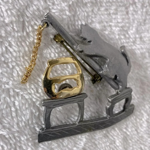 Vintage Grey Metal With Gold Accents Fishing Cat Pin  Brooch - Picture 6 of 9